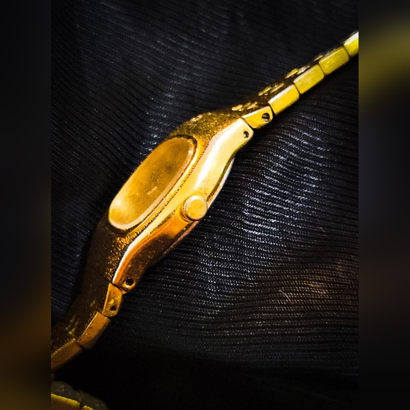 LOT OF 2 - Vintage Seiko Quartz Women's watches - Needs batteries - Picture 5 of 12